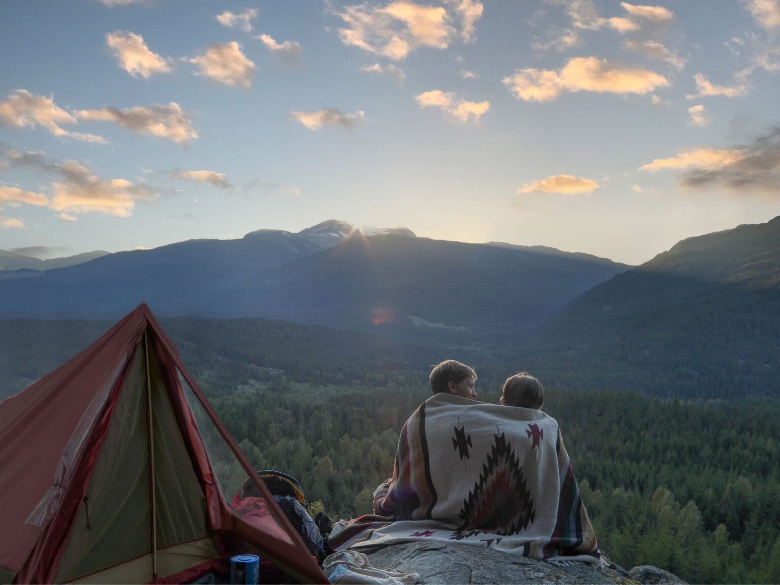 Kampeertenten & tenten voor jeugdbewegingen - Alpino-hoggar-camping-tent-mountain-landscape