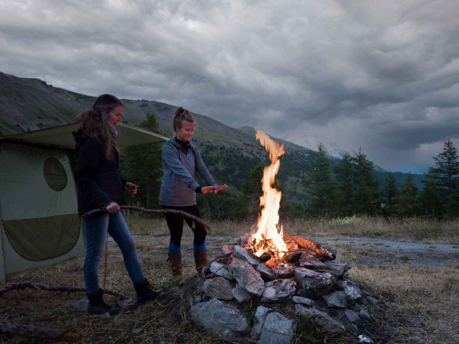 Kampeertenten & tenten voor jeugdbewegingen - Alpino-nadette-camping-tent-fire